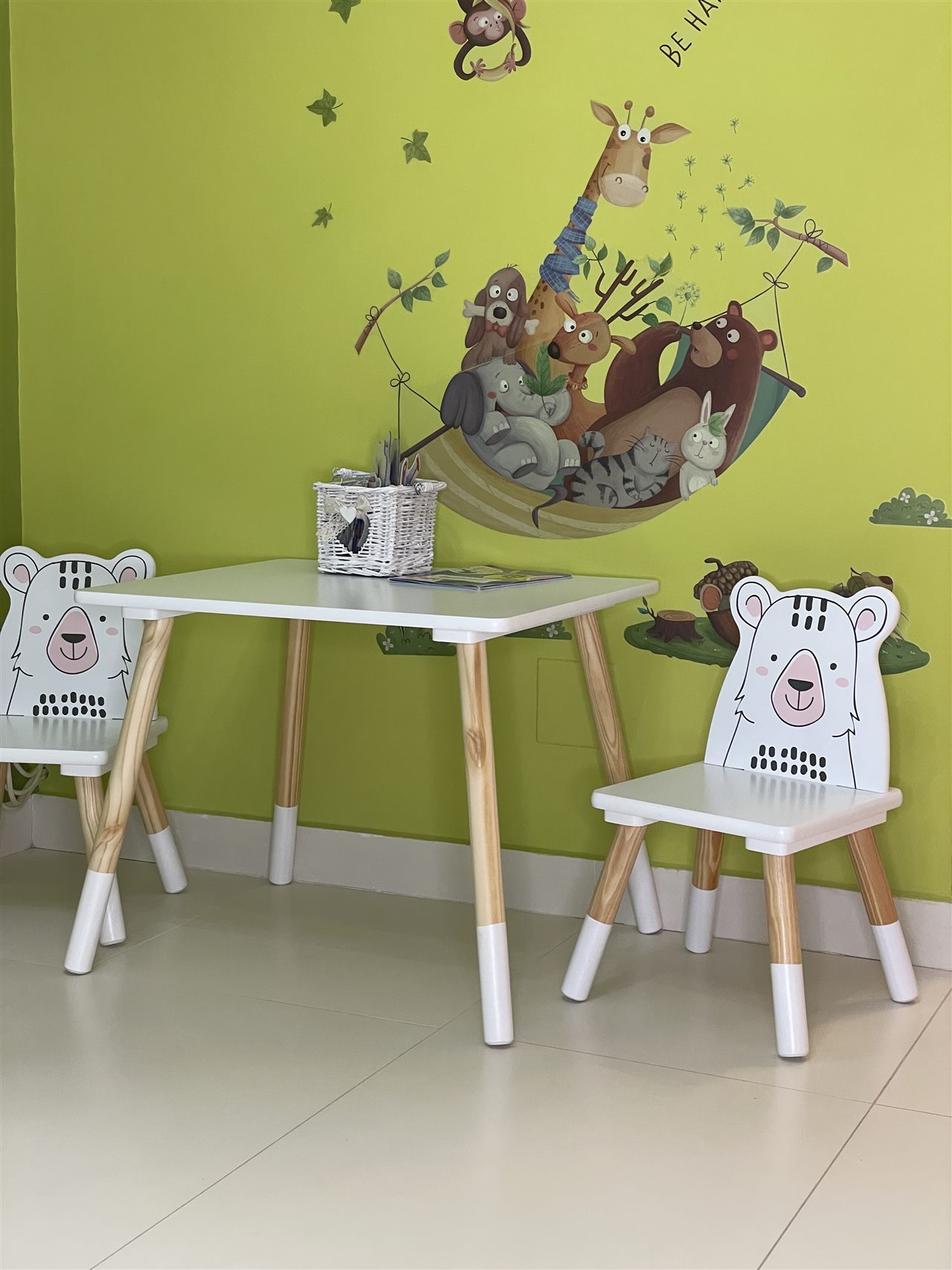 Colțul de joacă Artist Dent for Kids, cu măsuță și scăunele în formă de ursuleț