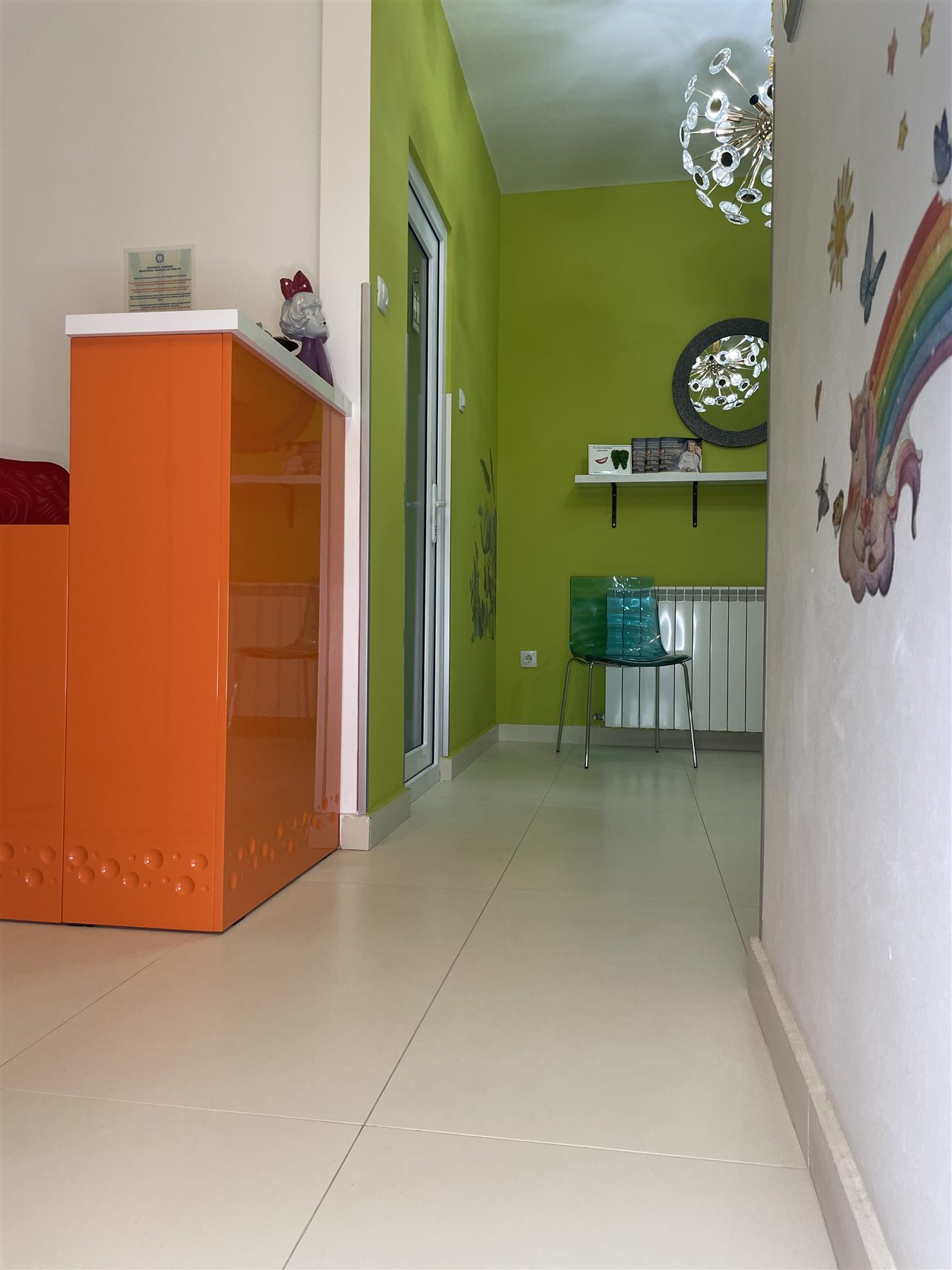 Recepția portocalie și zona de așteptare Artist Dent for Kids